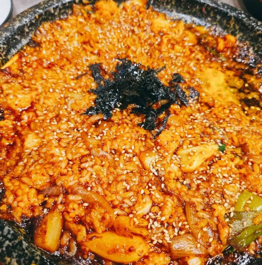 돌판 위에서 마무리된 볶음밥