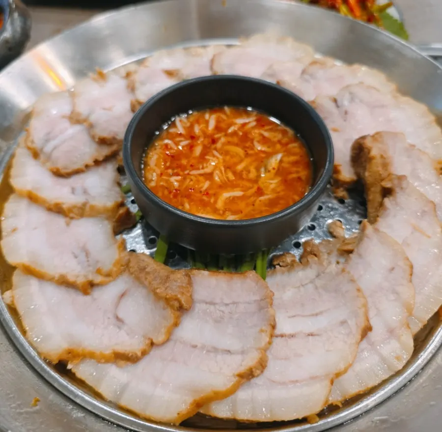 해탄한상에 포함된 꽃삼겹 수육