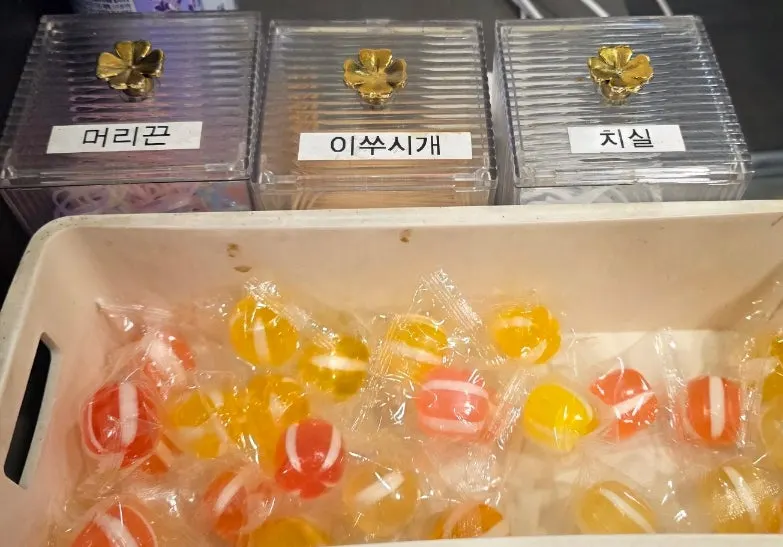 머리끈과 얼룩제거제가 놓인 편의용품 코너