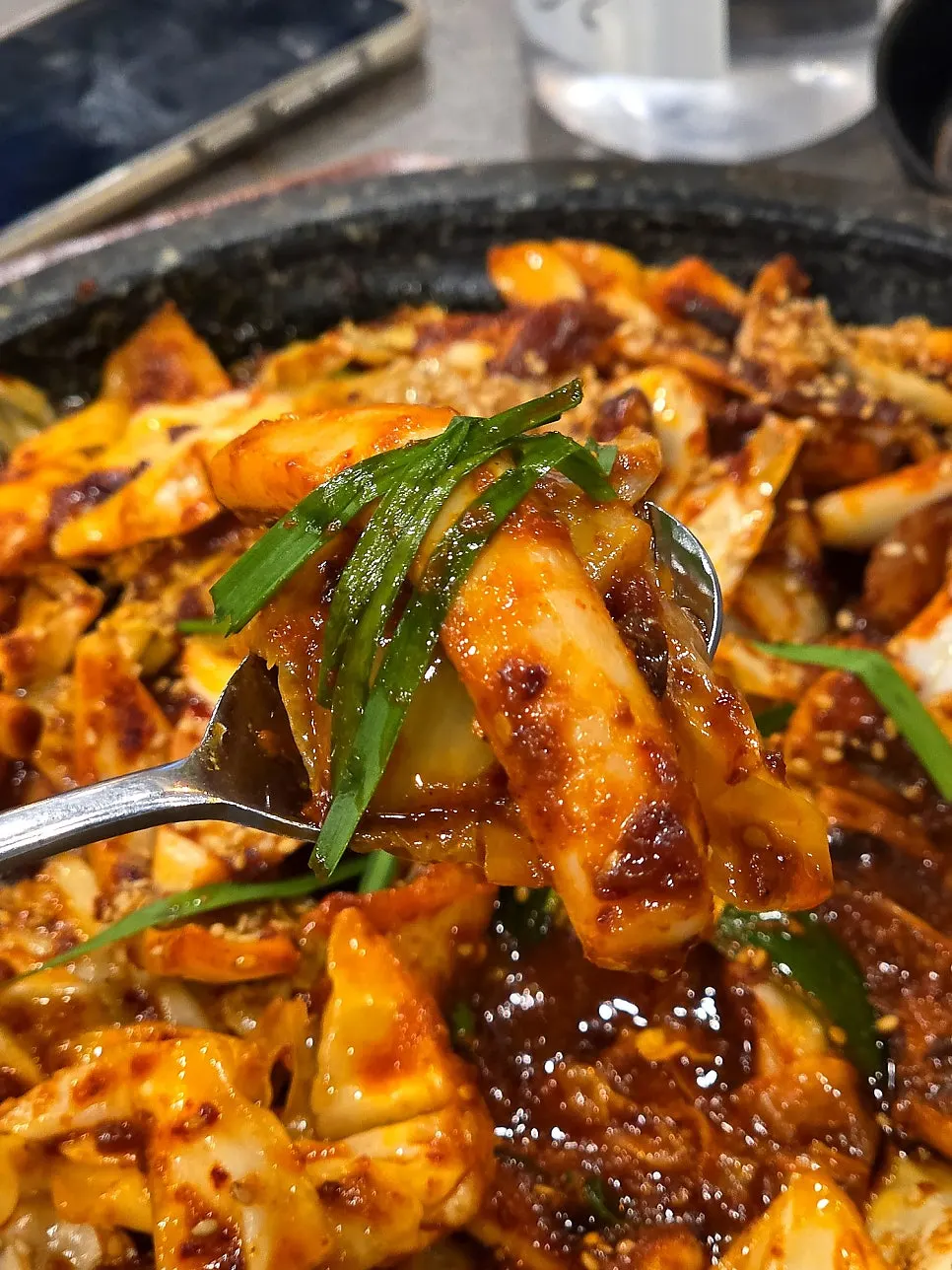 돌판 위에서 지글거리는 돌판오징어볶음