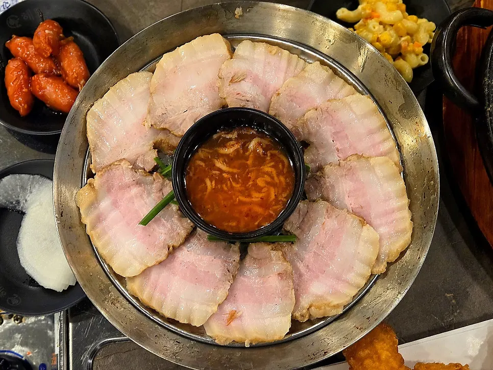 꽃삼겹수육과 오징어무침 접시