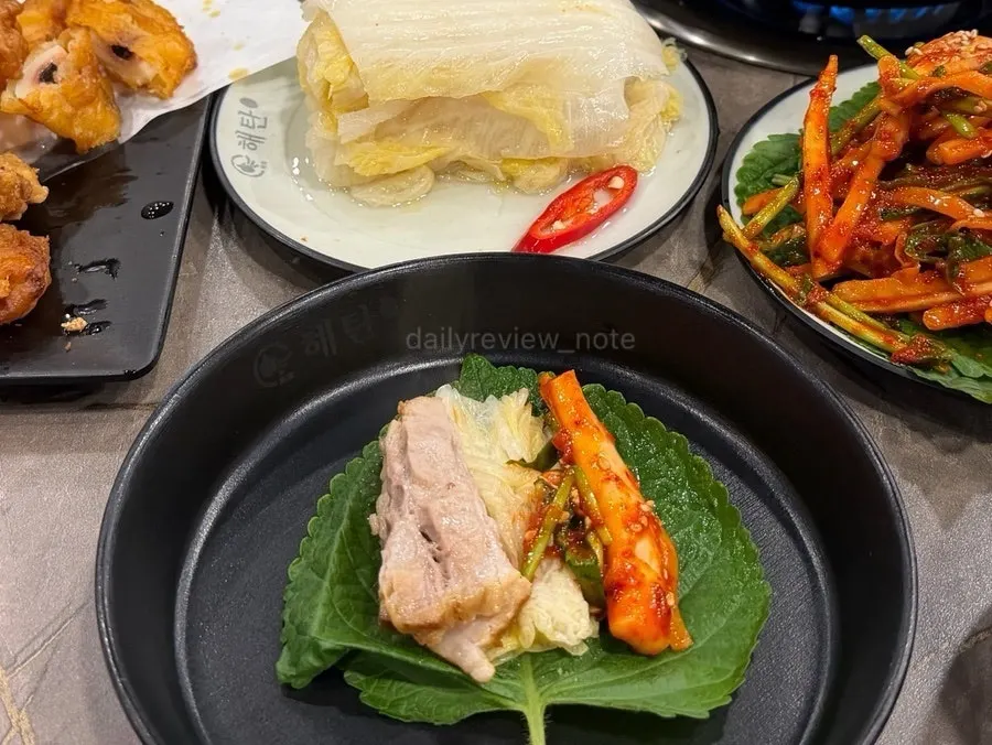Thickly sliced flower pork belly boiled pork