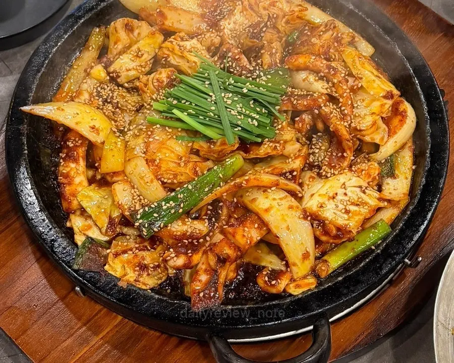 Spicy stir-fried squid served on a griddle