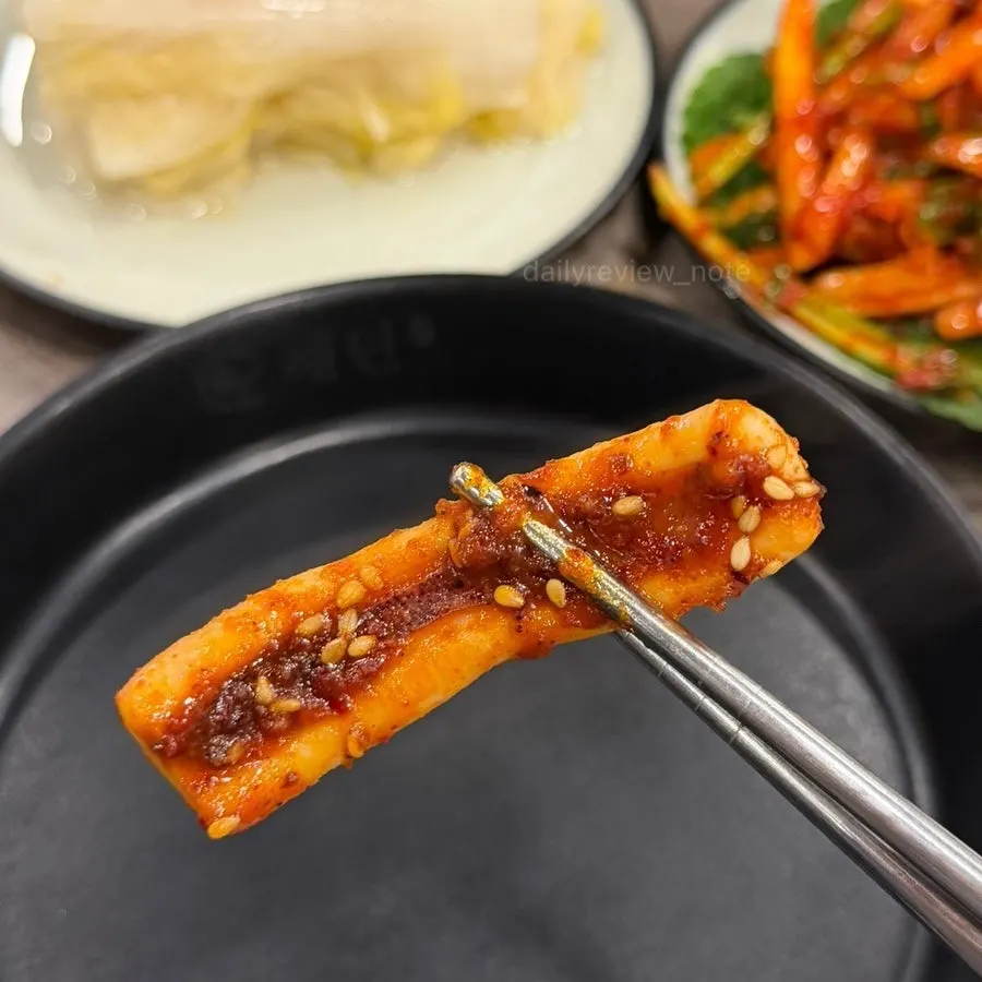 Stir-fried squid with cabbage and green onion