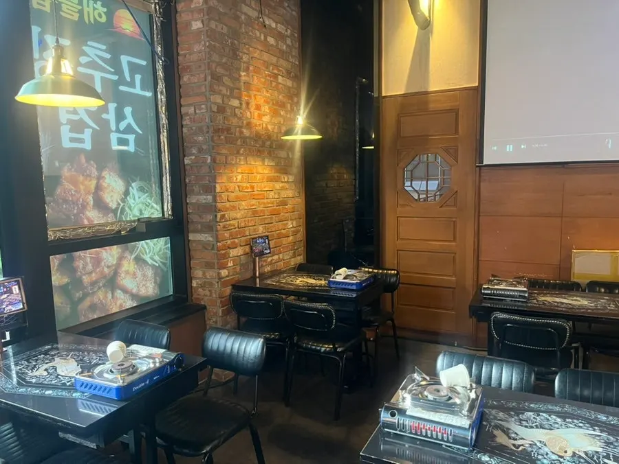 View of the dining tables inside Haetteuljip