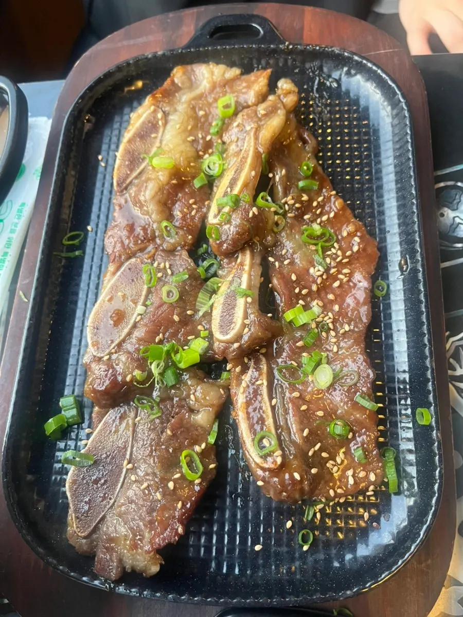 Two rows of LA galbi served at Haetteuljip