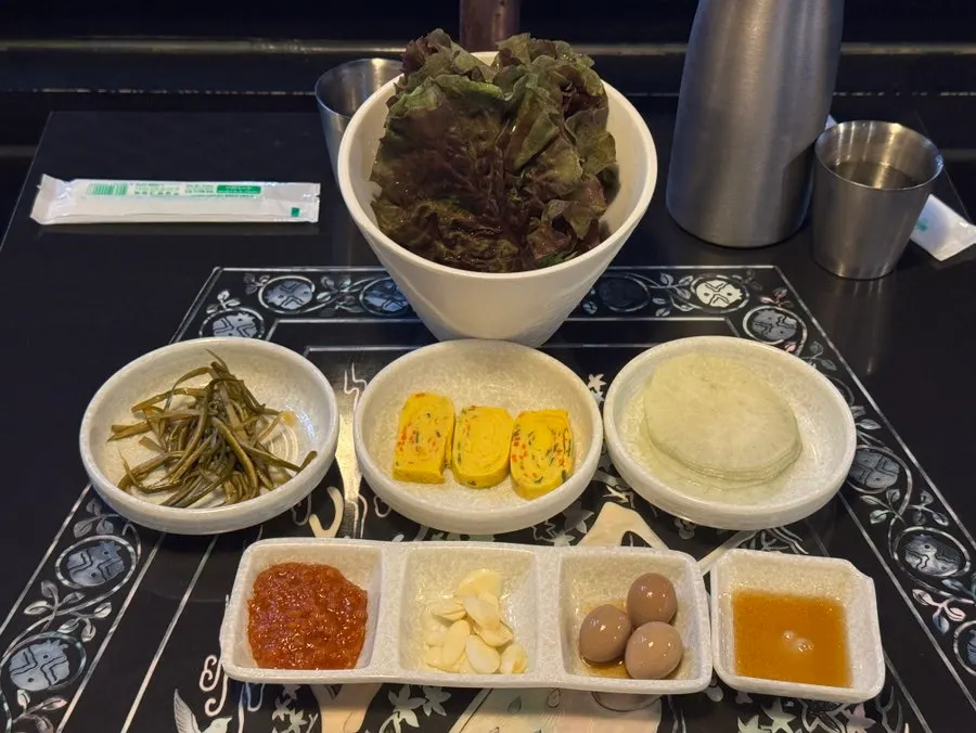 계란말이와 메추리알 조림 등 기본 찬 상차림