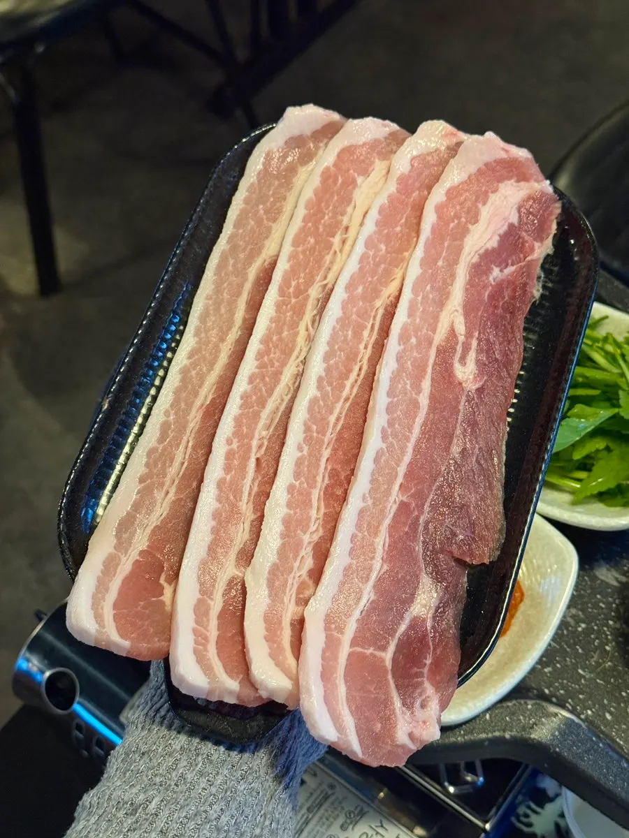 커플 2인 세트로 나온 생삼겹살