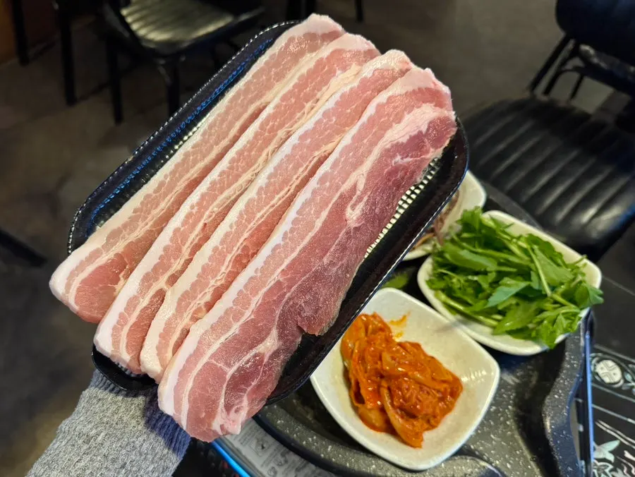 두툼한 삼겹살 접시 클로즈업
