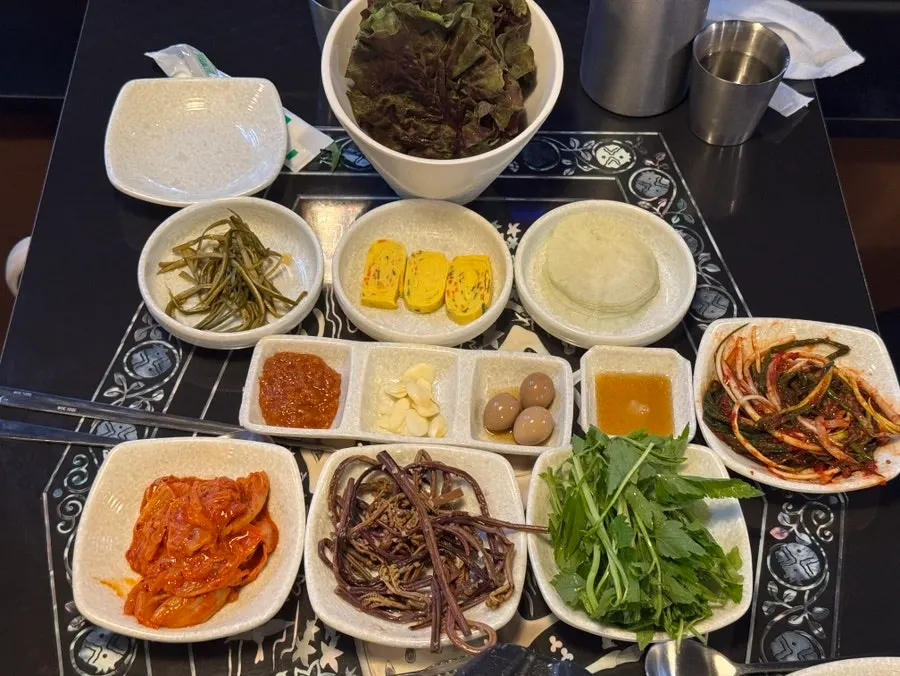 미나리 고사리 파김치 김치 곁들이 접시
