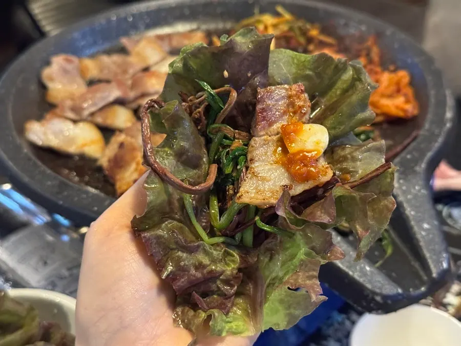 구운 미나리와 파김치를 올린 쌈