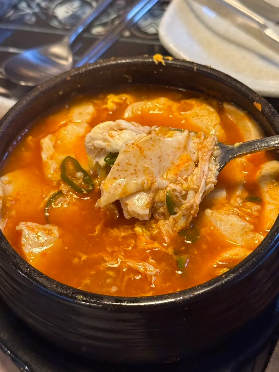 뚝배기에 끓는 순두부찌개