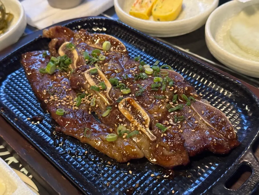 고봉으로 담긴 공기밥