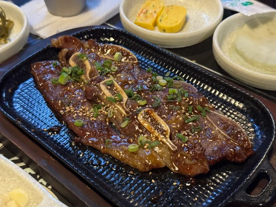 삼겹살과 LA갈비가 함께 차려진 한상