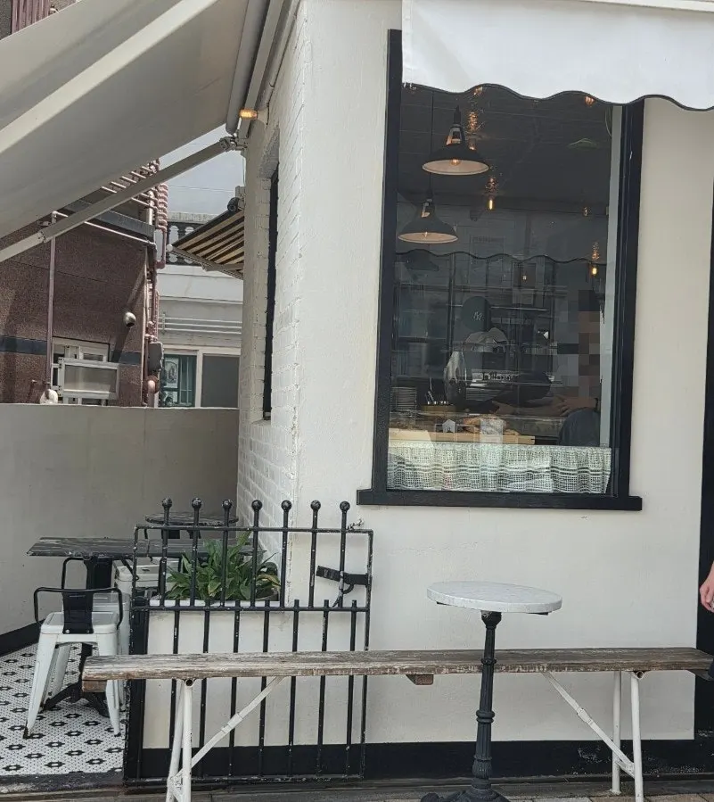 Exterior of Low & Sweet Bakery at the entrance of Haeri-dan-gil
