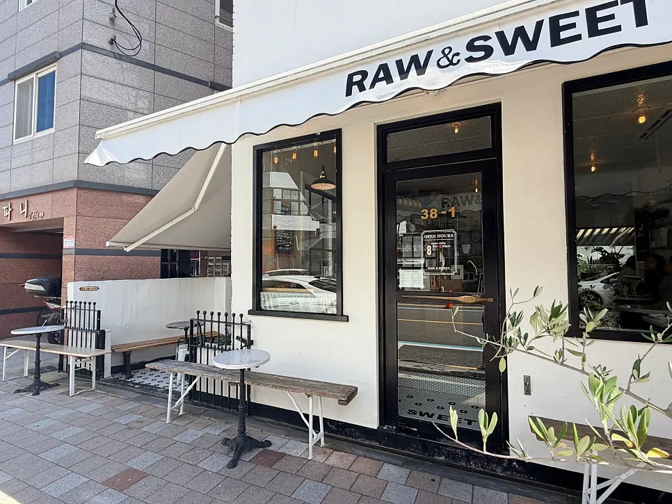 Exterior of Low & Sweet Bakery on Haeri-dan-gil