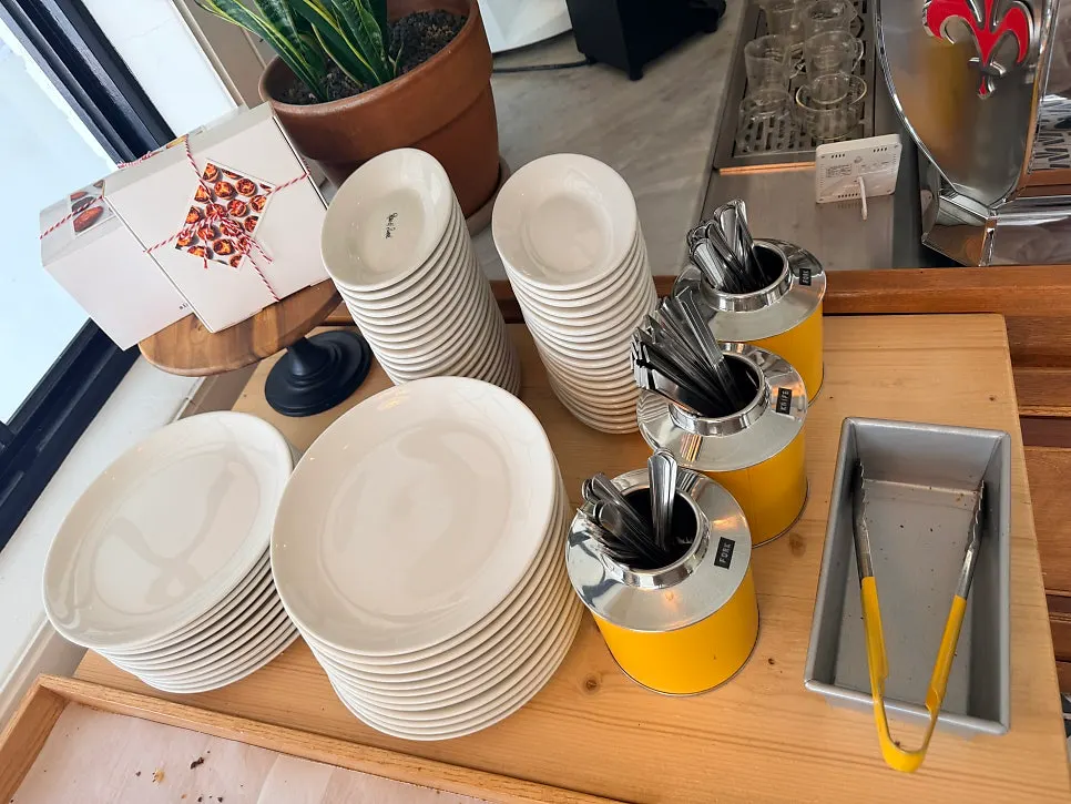 Tongs and tray for picking out bread