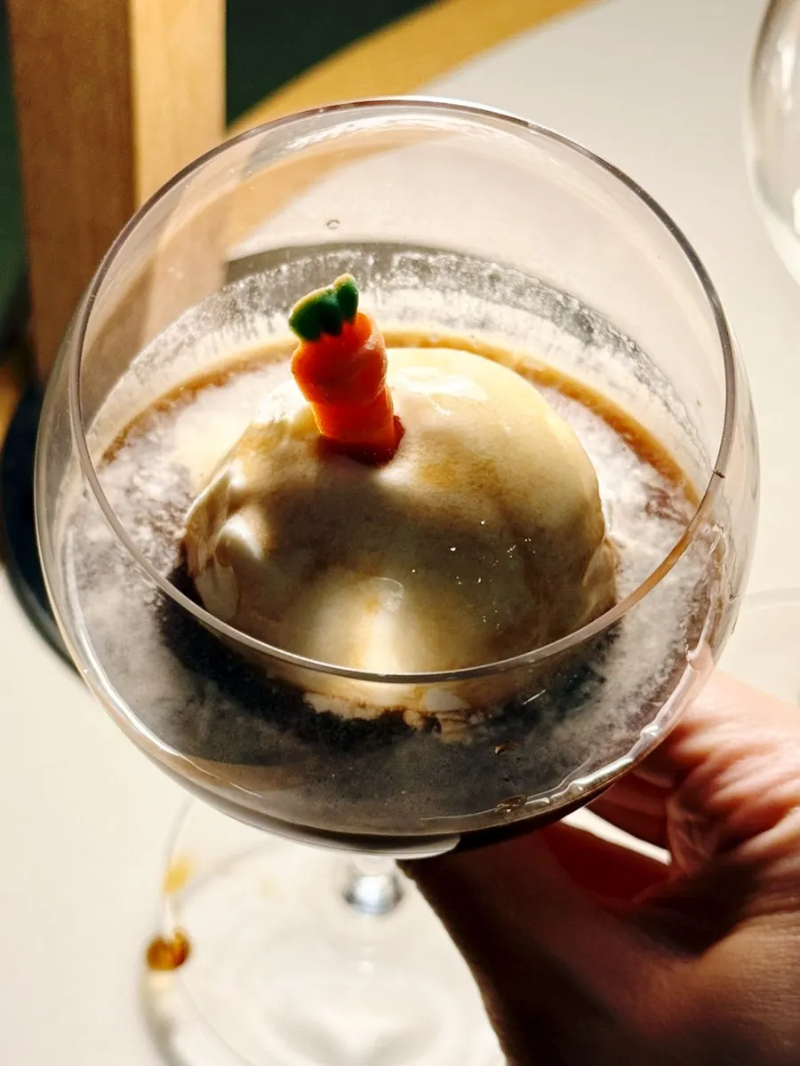 에스프레소를 부은 아포가토 두 잔