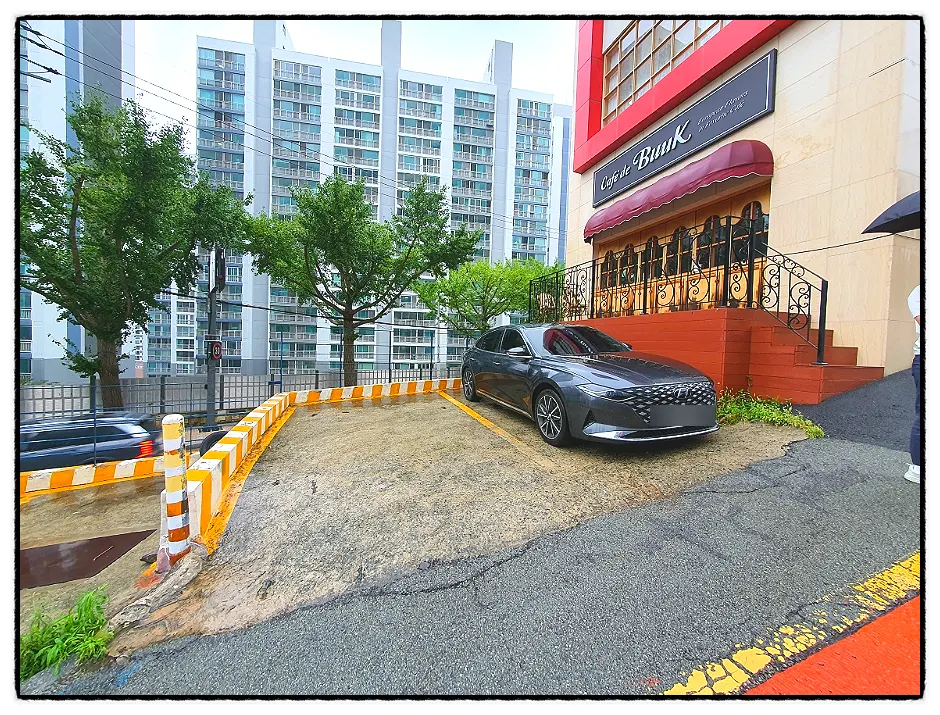 해운대 달맞이길 부엌간 차이니즈 매장 외관과 주차 공간