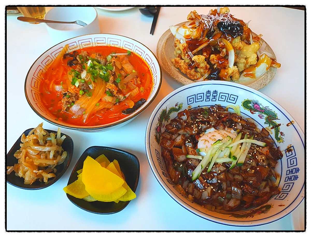 간짜장 짬뽕 탕수육이 차려진 중식 한상