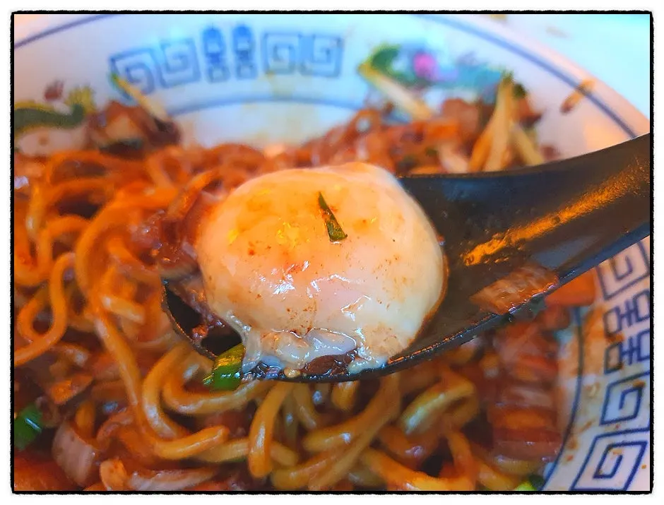 수란을 터뜨려 비빈 간짜장 면