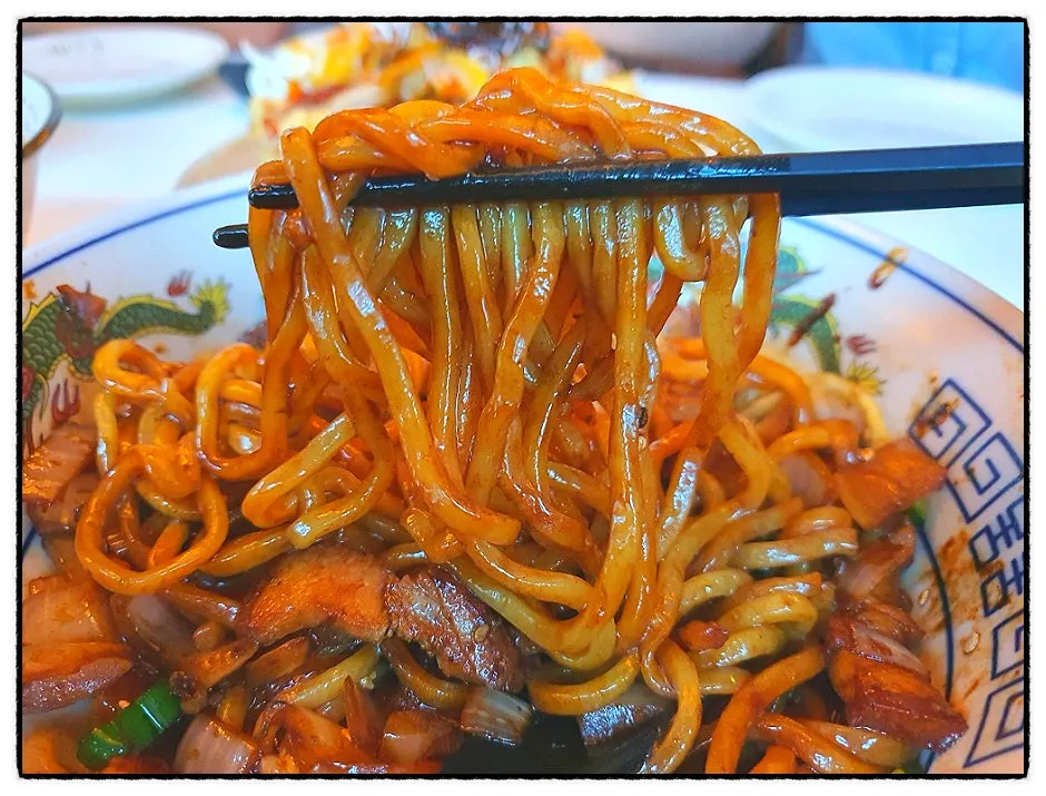 쫄깃한 면발을 들어 올린 수란 삼겹 간짜장