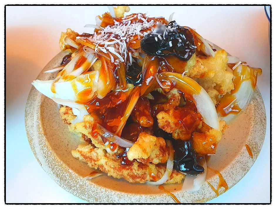 코코넛이 뿌려진 흑초 등심 탕수육
