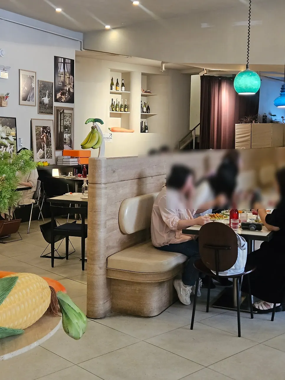 당근 소품이 놓인 깔끔한 매장 내부