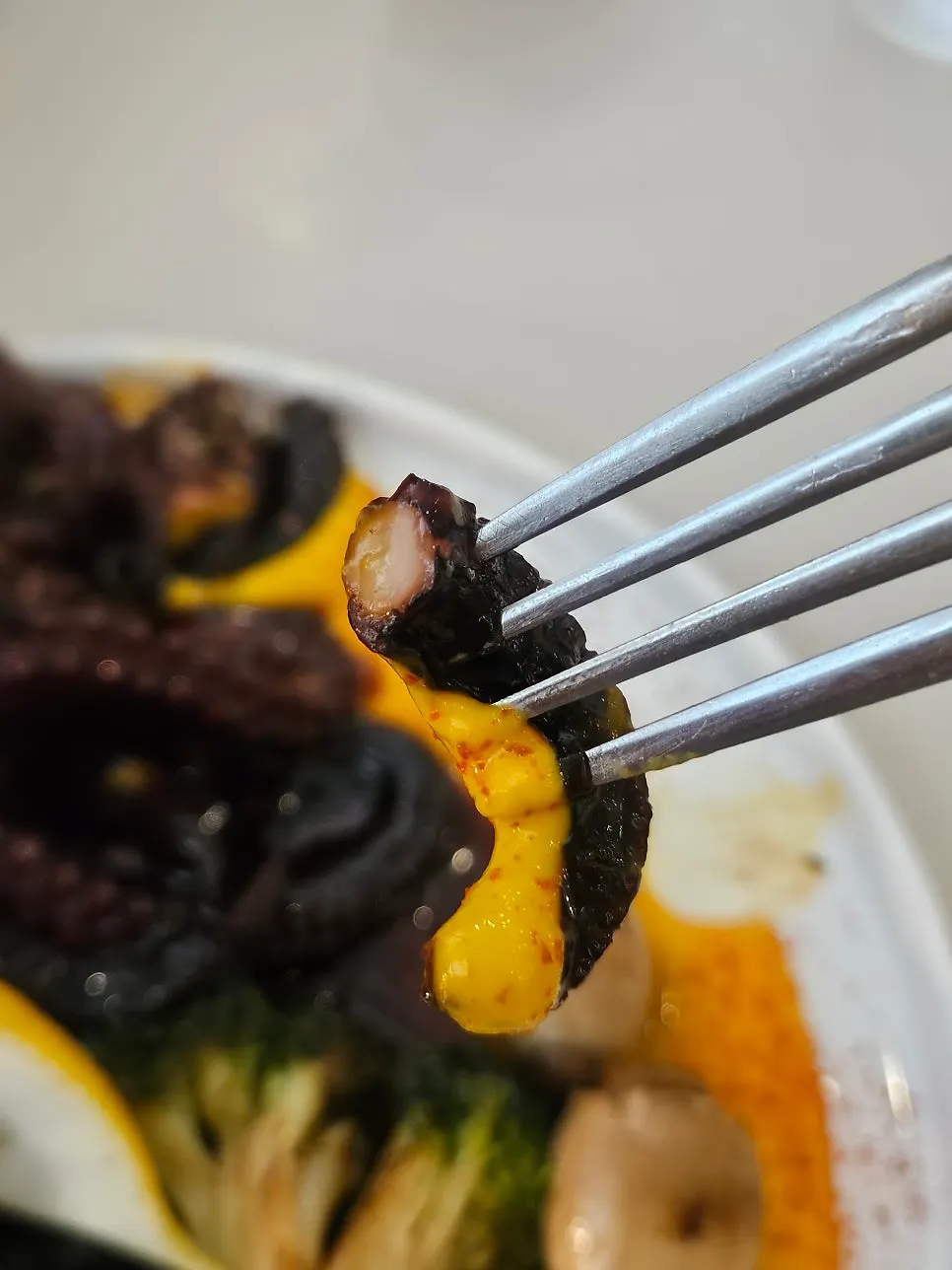 칼로 잘린 부드러운 돌문어 조각