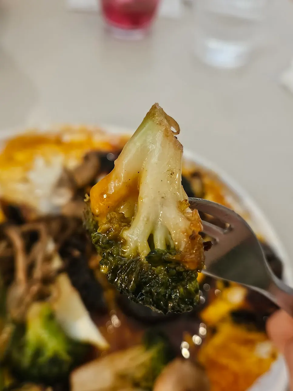 옥수수와 토마토가 섞인 구운 야채