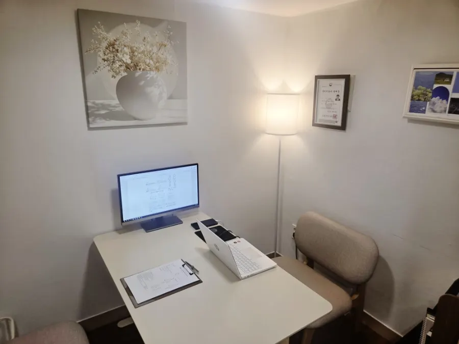 Interior of the neatly arranged Bodydeem consultation room