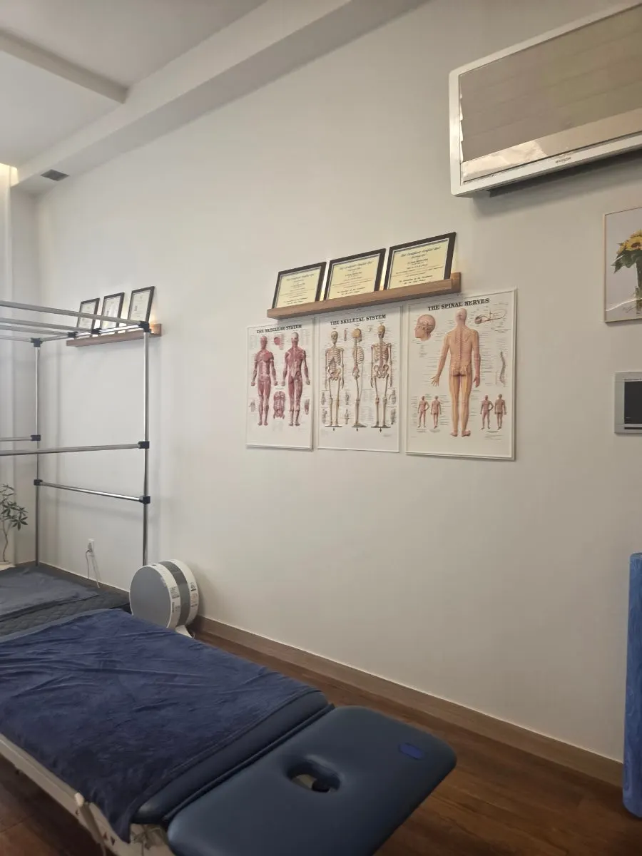 Body correction treatment room with a care bed