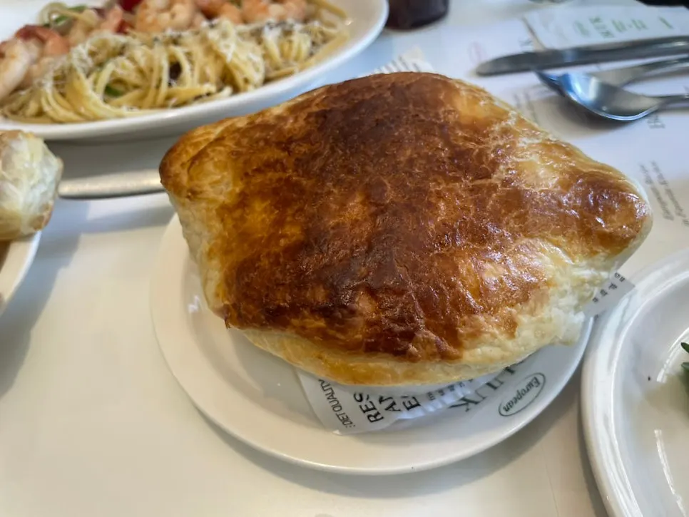 一起挑选的汤、披萨和意面