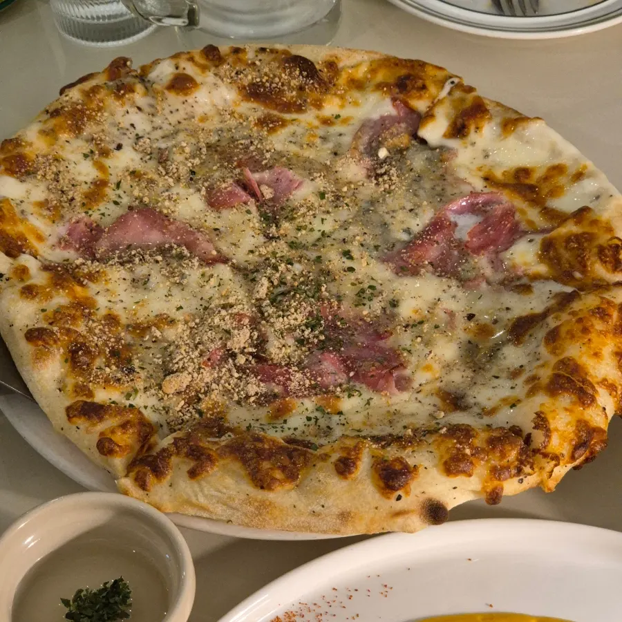 Gorgonzola pizza topped with jambon