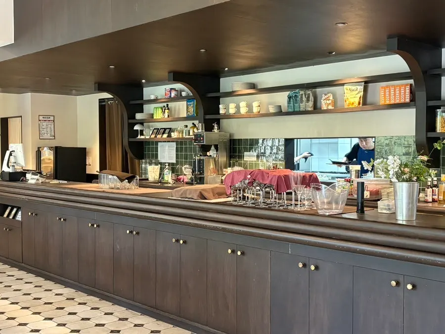 英式復古經典飯店概念的廚房間海雲臺店內部