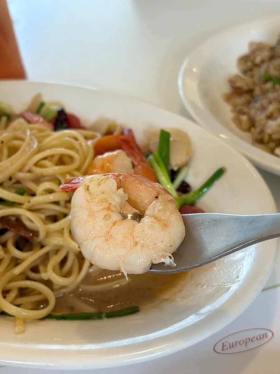 鯷魚蝦仁義大利麵的麵條與蝦仁