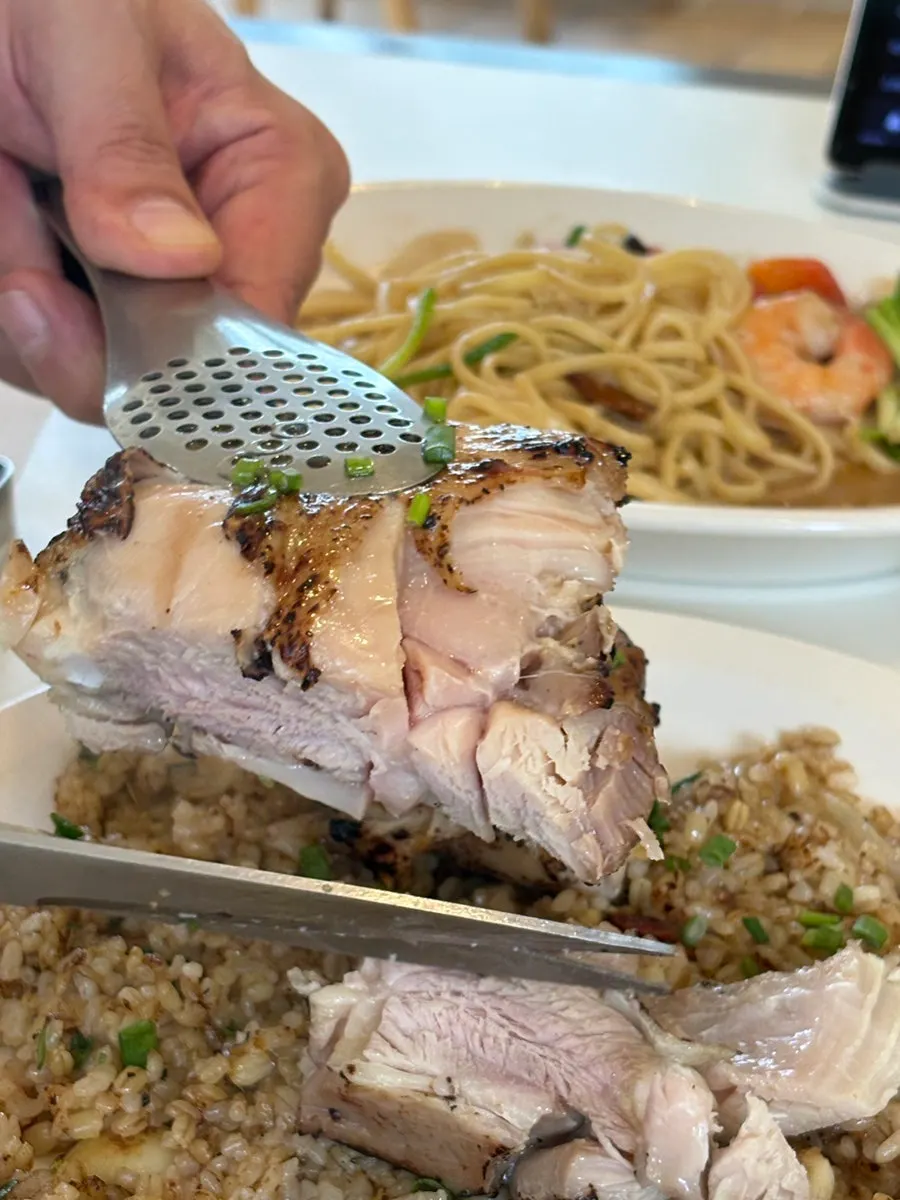 宮保雞肉燉飯的飯與醬汁