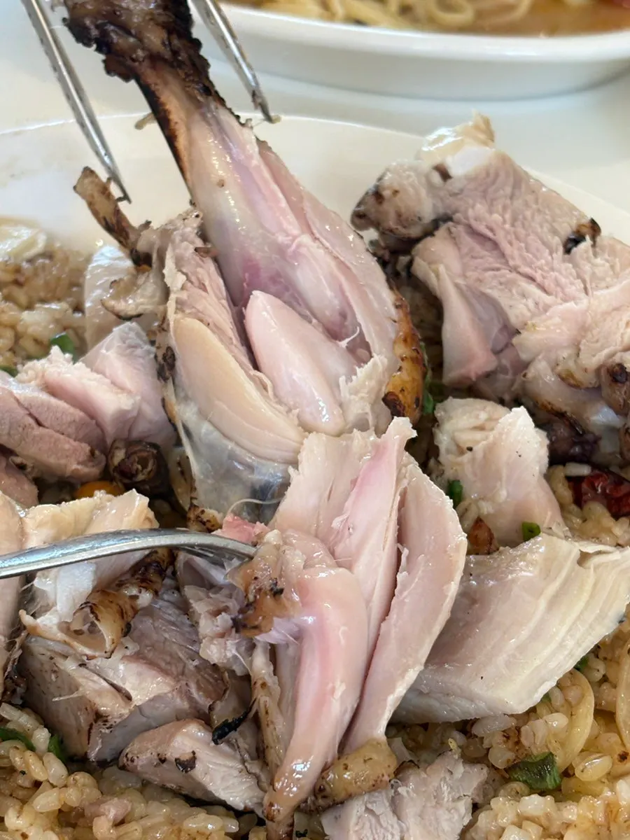 廚房間海雲臺店燉飯與義大利麵並排在桌上