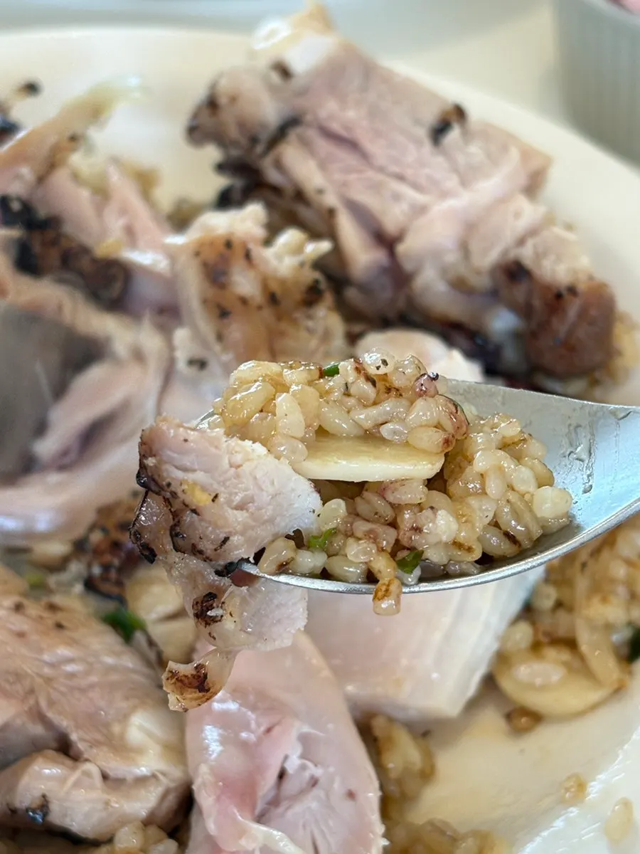正在吃宮保雞肉燉飯的畫面