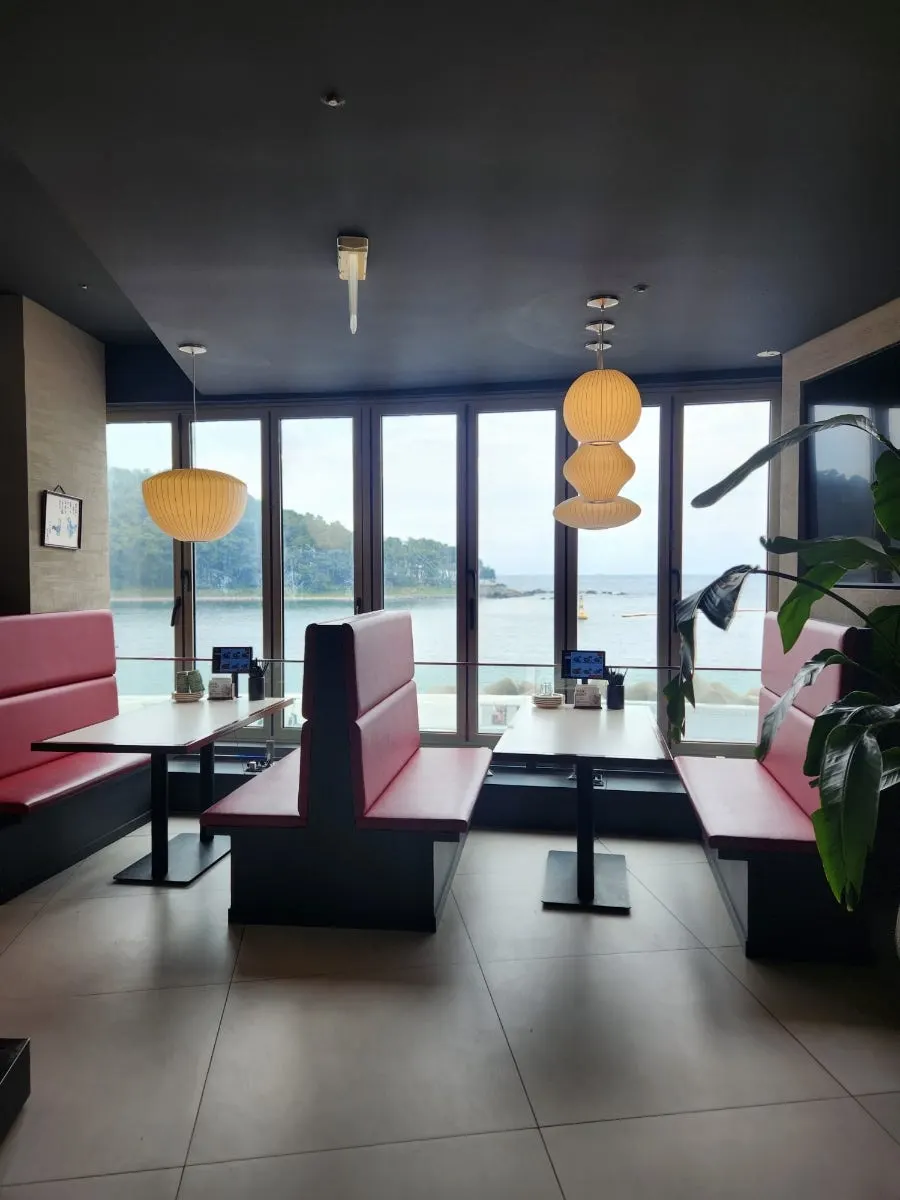 Restaurant with sea views and private rooms