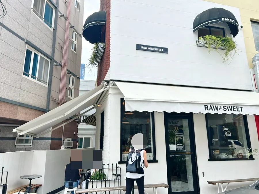 View around the entrance of Low & Sweet Bakery