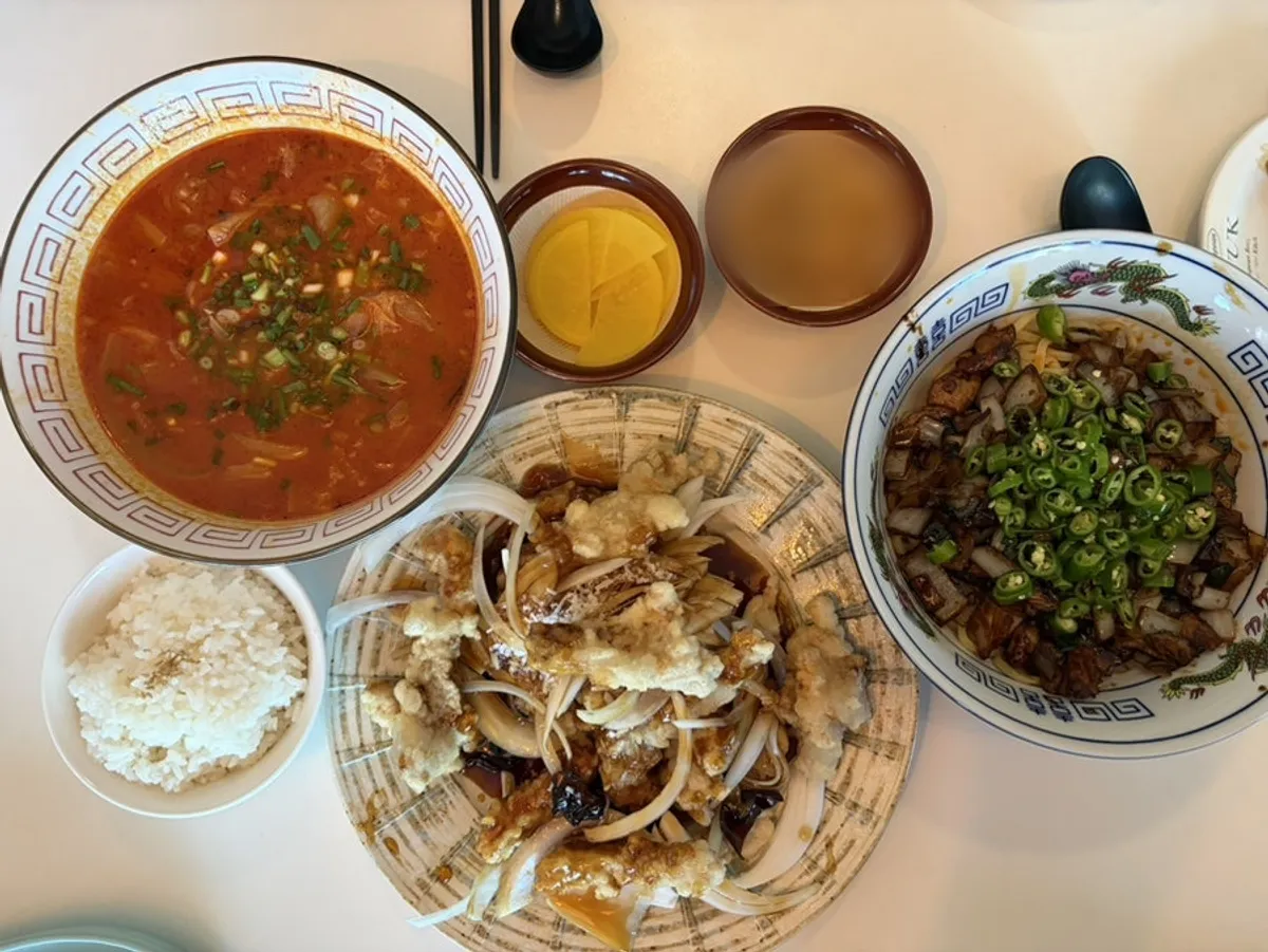 탕수육과 간짜장, 짬뽕이 함께 놓인 상차림