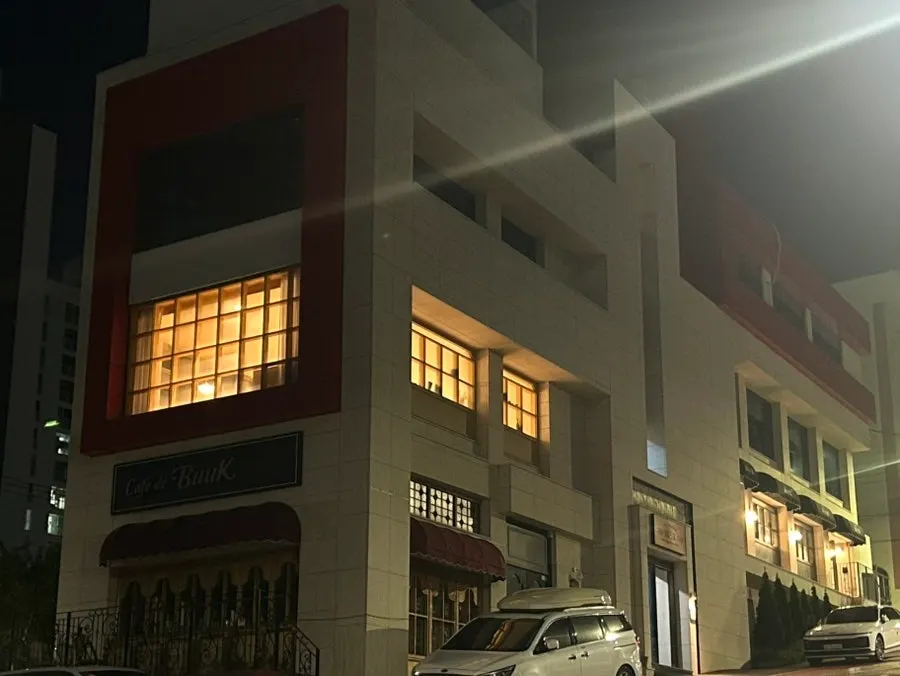 Exterior of Bueokgan Chinese, remodeled from the old Sansu Bathhouse building