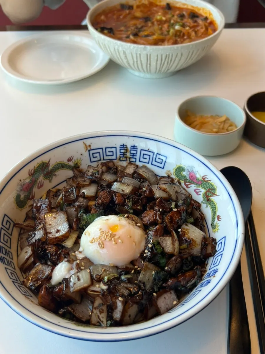 앞접시와 단무지 짜사이 기본찬