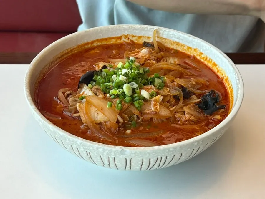 수란과 삼겹살을 올린 간짜장
