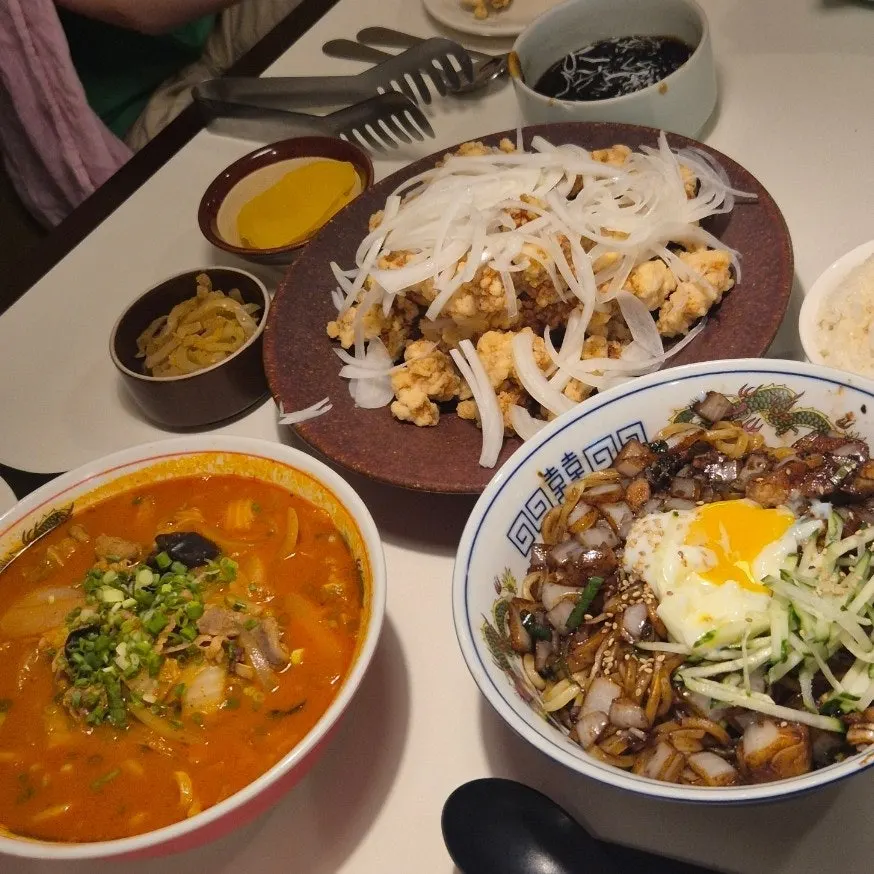 주문한 탕수육과 면 요리 한 상