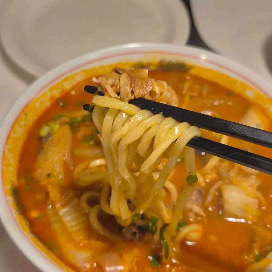 야채와 우삼겹이 든 짬뽕 국물