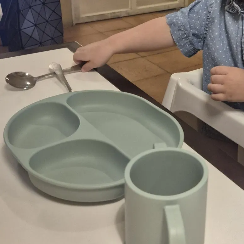 식사를 마친 테이블과 매장 분위기