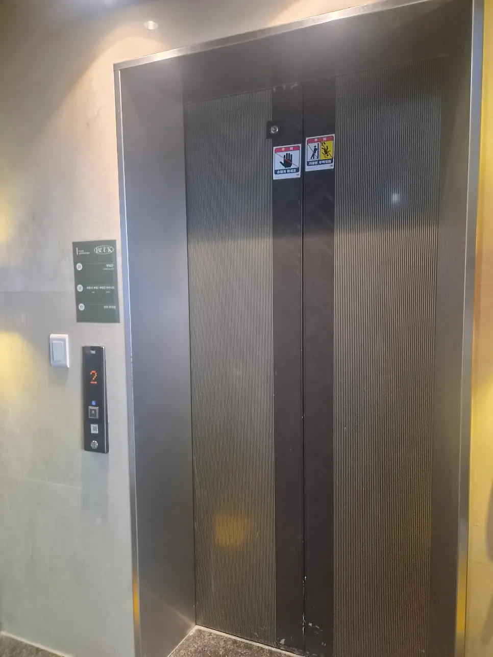 매장 앞 도로와 지하 주차장 입구