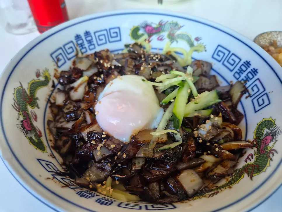 수란을 터뜨려 간짜장 소스와 비빈 면